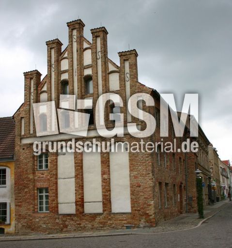Gothisches-Giebelhaus-von-1406-1.jpg